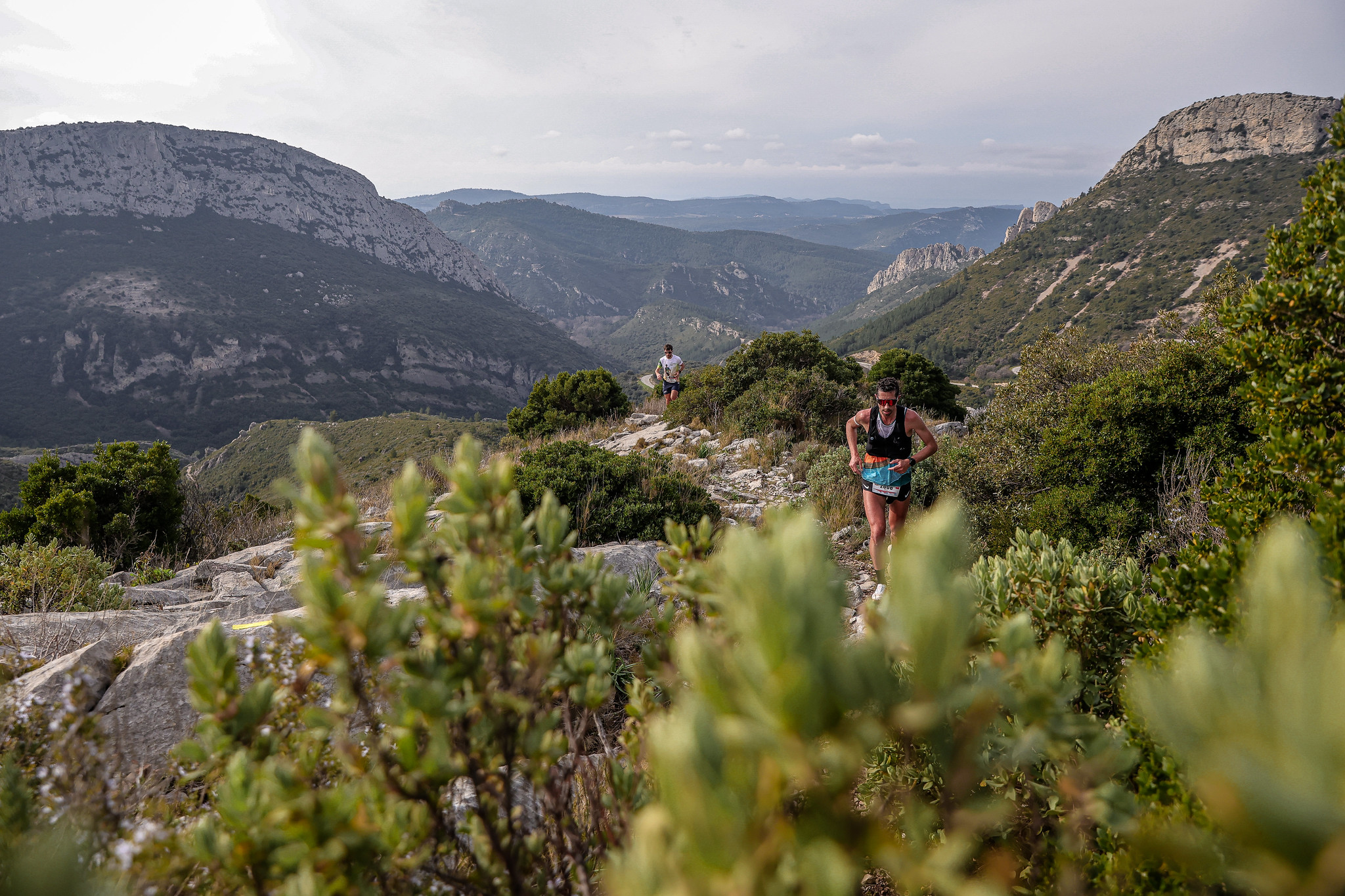 Deux participants avancent sur le parcours d’une course en montagne